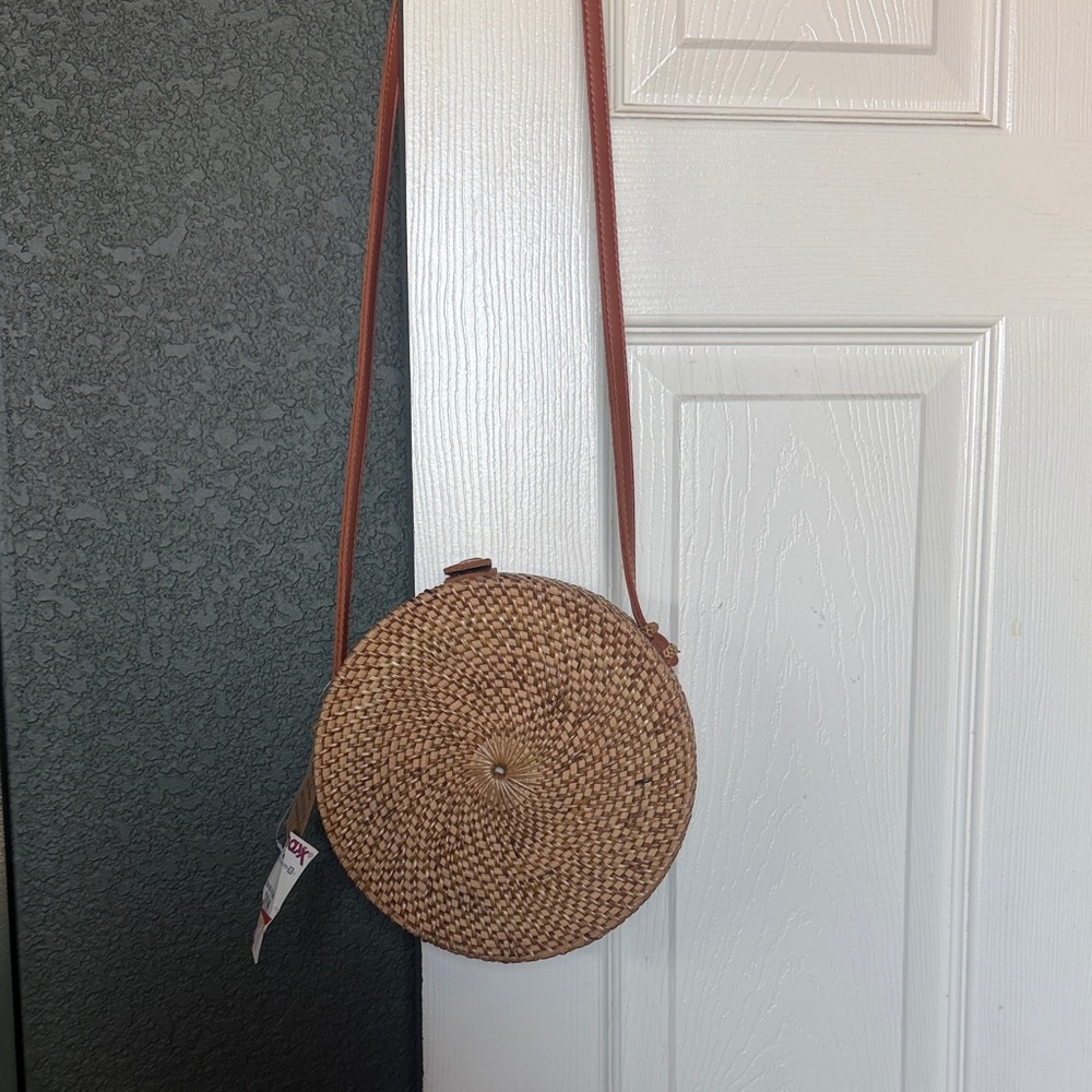 Round woven rattan purse